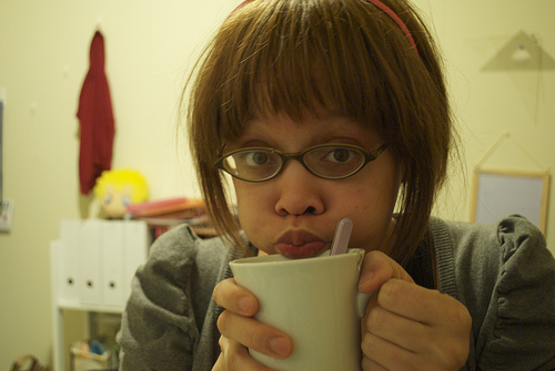 Toca Comer. NiÃ±a bebiendo leche con chocolate. Marisol Collazos Soto
