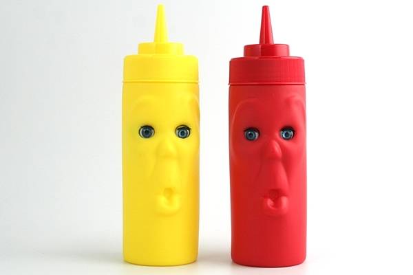 Toca Comer. frascos de ketchup y mostaza. Marisol Collazos Soto